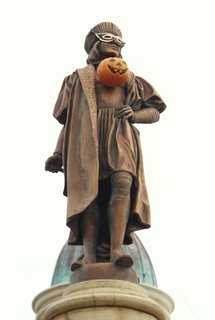 ハロウィンマスク姿のコロンブス像（ディズニー・ハロウィーン2009）