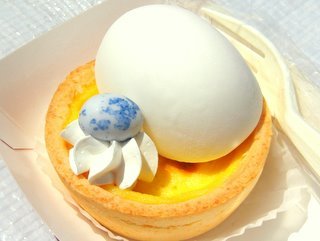 マシュマロエッグタルト、ピーナッツチョコレート添え（イースターワンダーランド イベントブース）