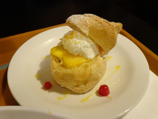 マンゴーの杏仁シュークリーム（ヴォルケイニア・レストラン）