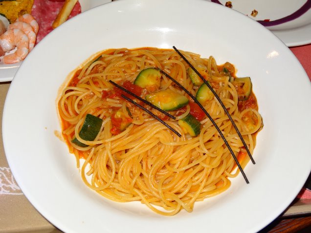 ズワイ蟹とズッキーニのトマトソースのパスタ（カフェ・ポルトフィーノ）