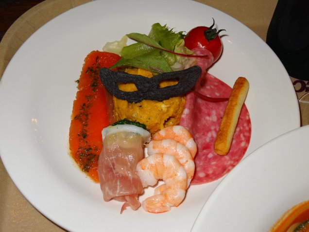 黒マスクの前菜の盛り合わせ（カフェ・ポルトフィーノ）