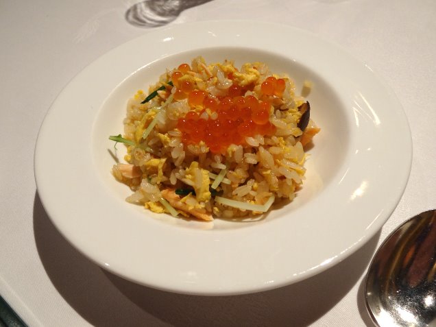 サーモンと水菜の炒飯　イクラ添え（シルクロードガーデン）