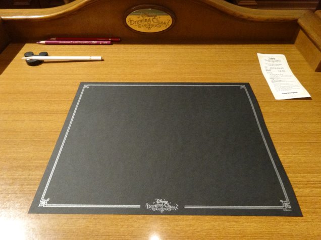 黒い画用紙と白い鉛筆（ドローイングクラス）