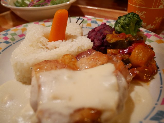 チキンのホワイトクリームソース、バターライス添え オラフ顔（グランマ・サラのキッチン）
