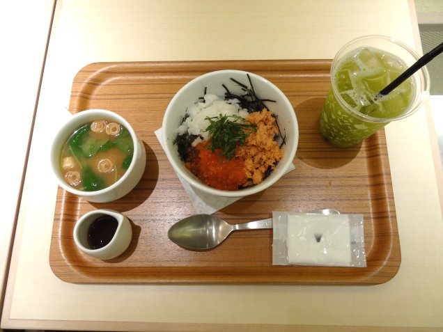 いくらと鮭の親子どんぶり セット（ナナズグリーンティー）