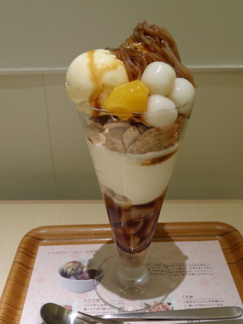 ほうじ茶ババロアと栗のモンブランパフェ（ナナズグリーンティー）