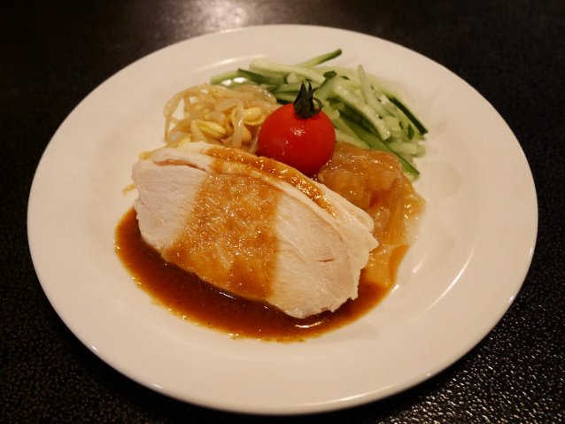 蒸し鶏とクラゲのサラダ（ヴォルケイニア・レストラン）