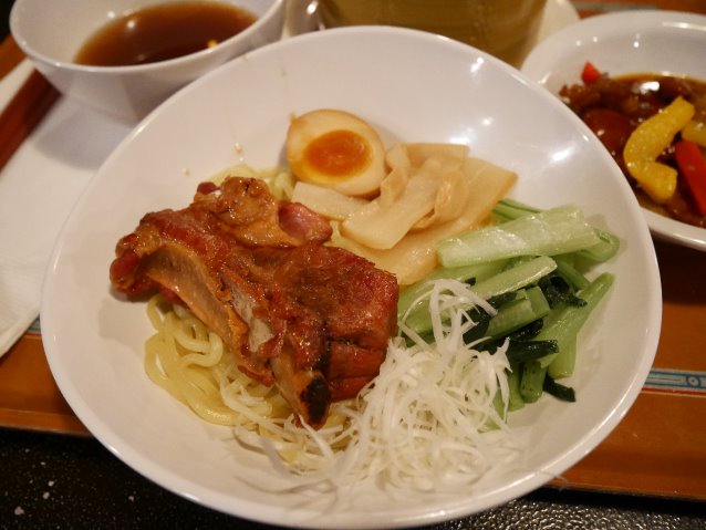 骨つき豚バラ肉のつけ麺（ヴォルケイニア・レストラン）