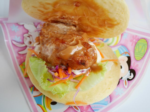 パンケーキサンド（チキン竜田揚げ） 中身（ヒューイ・デューイ・ルーイのグッドタイム・カフェ）