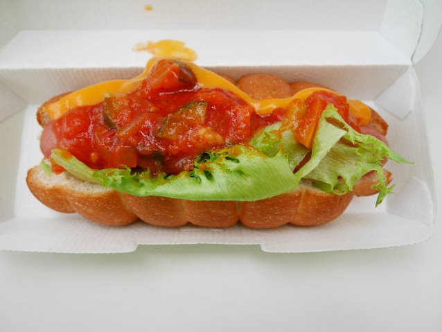 ラタトゥイユとチーズソースのホットドッグ（リフレッシュメントコーナー）