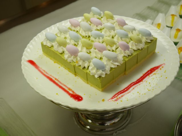 イースターエッグのケーキ（クリスタルパレス・レストラン）