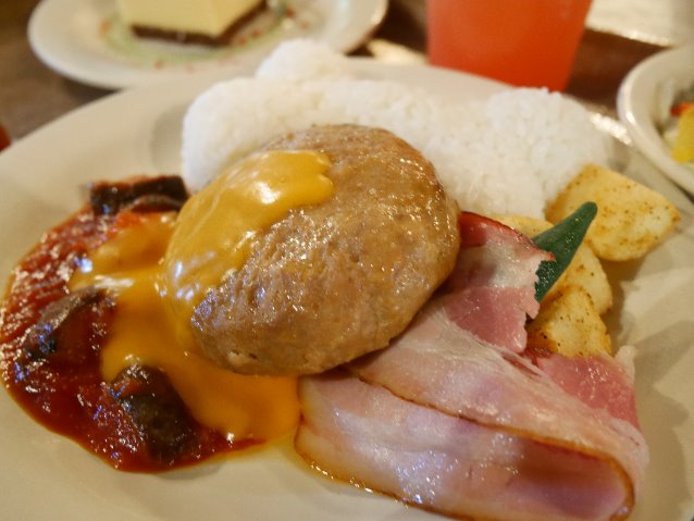BBQソース＆チーズソースハンバーグ、ベーコンとバターライス添え（ユカタン・ベースキャンプ・グリル）