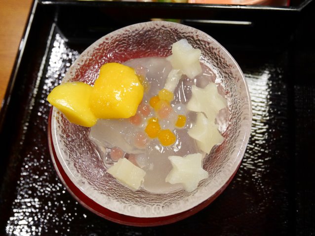 柚子ゼリーと水わらび餅、星形パイナップルとマンゴー添え（れすとらん北齋）