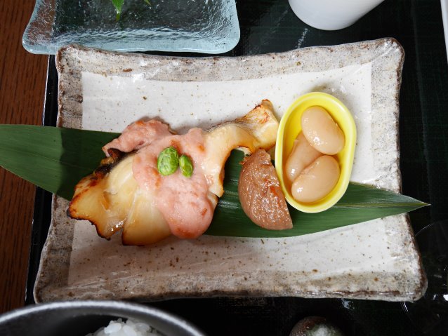 鱸（スズキ）の幽庵焼き、梅クリームソース（白花豆、イチジクの白ワイン漬け）（レストラン櫻）