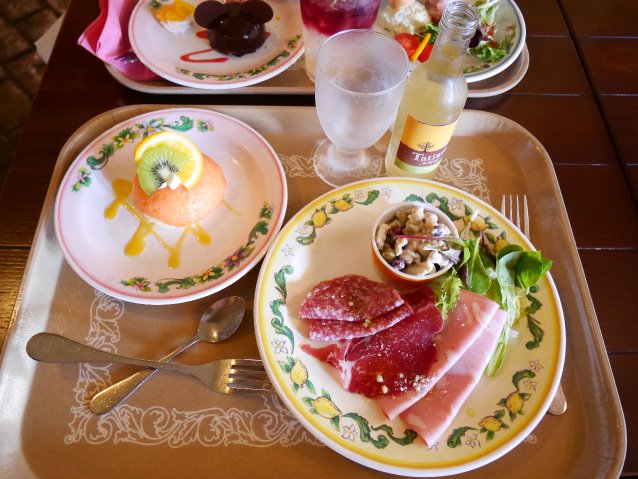 コールドミートの盛り合わせとオレンジのムースケーキ（カフェ・ポルトフィーノ）