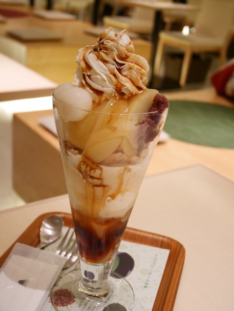 桃パフェ（ナナズグリーンティー）