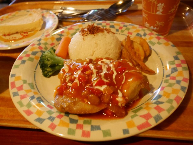 チキンのトマトカレーソース、バターライス添え（グランマ・サラのキッチン）