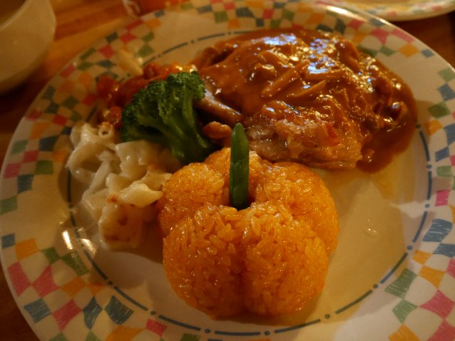 チキンのデミクリームソース、ケチャップライス添え（グランマ・サラのキッチン）