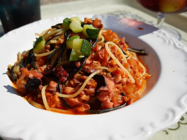 スパゲッティ、タコとズッキーニのトマトソース（ザンビーニ･ブラザーズ･リストランテ）
