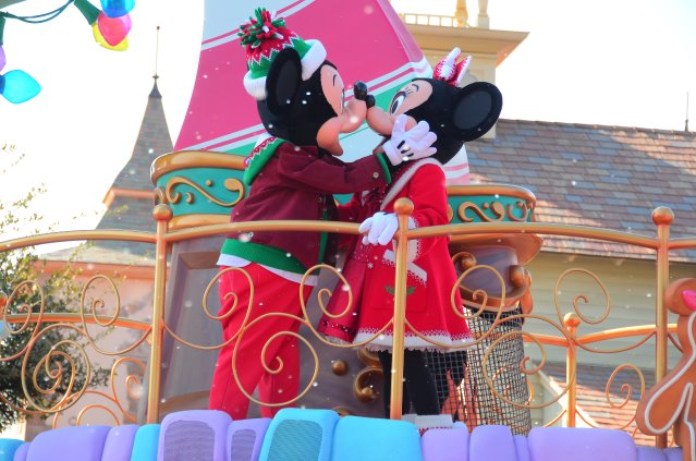 キスするミッキーとミニー（ディズニー・クリスマス・ストーリーズ）