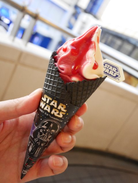 ブラックコーンソフトクリーム ピーチ＆ミルク（ラズベリーソース）（ソフトランディング）