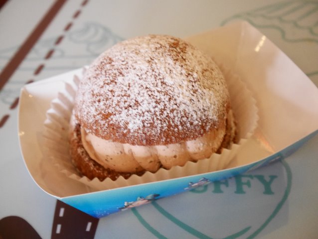 チョコレートクリームのパフケーキ（ニューヨーク・デリ）