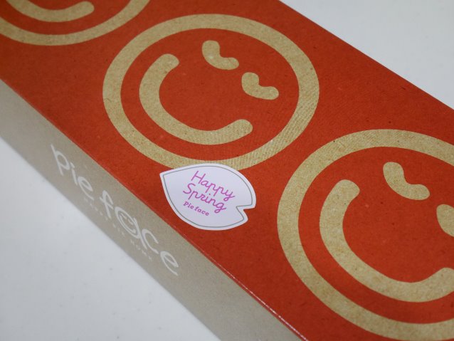春のさくらシールつきの箱（Pie face）