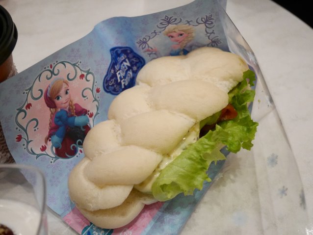 サーモントラウトとアボカドのオニオンマヨネーズサンド（マスタード風味）（スウィートハート・カフェ）
