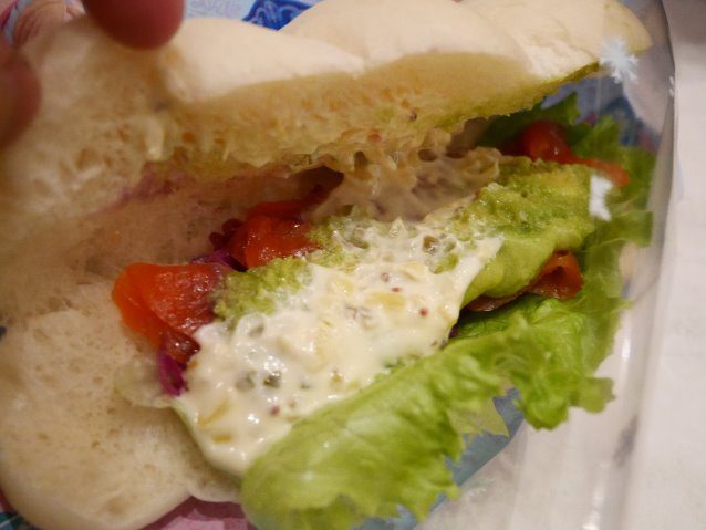 サーモントラウトとアボカドのオニオンマヨネーズサンド（マスタード風味） 中身（スウィートハート・カフェ）