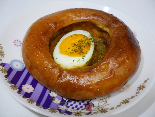 イースターエッグのカレーパン（Café CHEZ MADU）