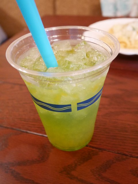 スパークリングカクテル（オレンジゼリー＆グリーンアップル風味） 混ぜた後（ザンビーニ･ブラザーズ･リストランテ）