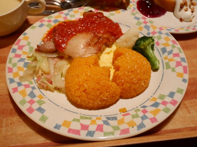 チキンのトマトソース、スクランブルエッグとケチャップライス添え（グランマ・サラのキッチン）