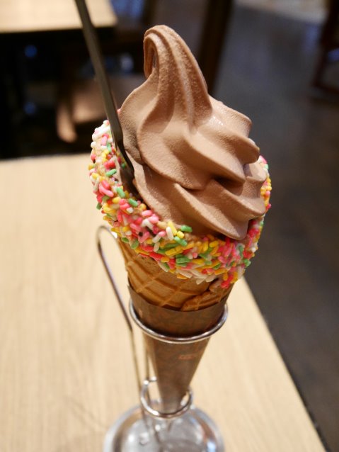フェイバリットチョコレートワッフルコーン（MAX BRENNER CHOCOLATE BAR）
