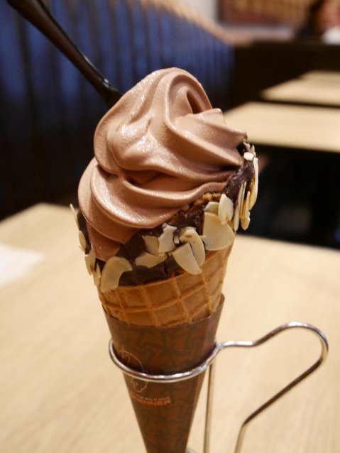 フェイバリットチョコレートワッフルコーン アーモンドスライス（MAX BRENNER CHOCOLATE BAR）