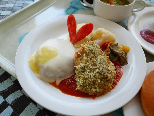 クリームソースハンバーグ、チキンのパン粉焼き（プラザパビリオン・レストラン）