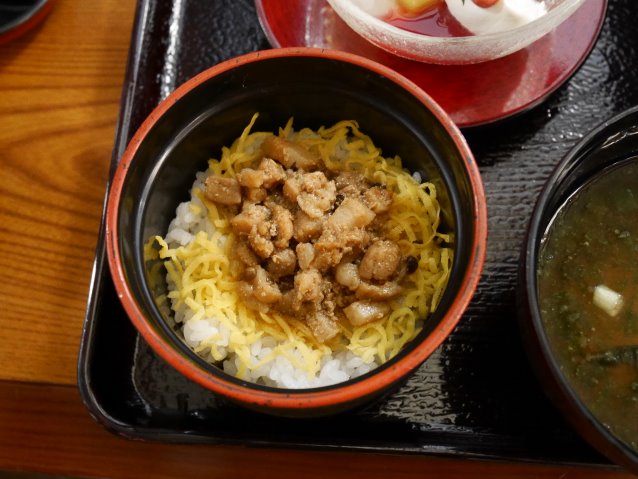 豚の山椒煮と錦糸玉子のご飯（れすとらん北齋）