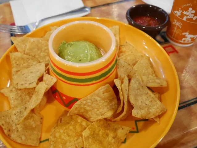 トルティーヤチップス、サルサとアボカドディップ付き（ミゲルズ・エルドラド・キャンティーナ）