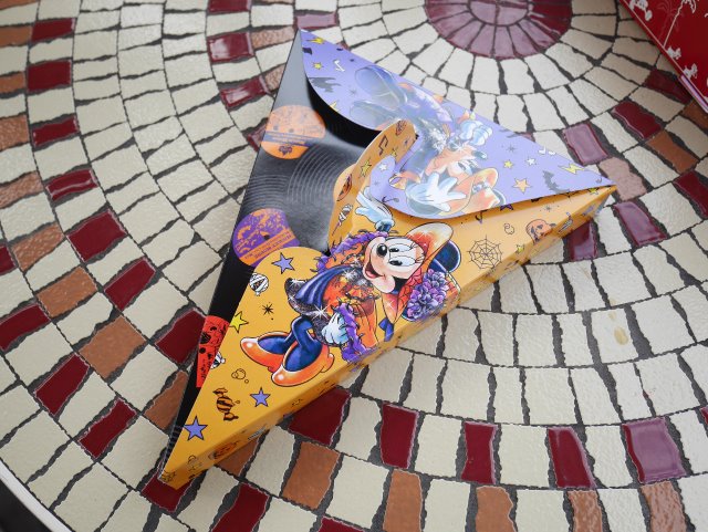 チキンとパンプキンのピザ ミッキーとミニーの箱（キャプテンフックス・ギャレー）