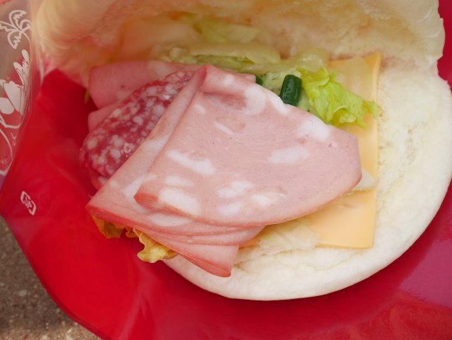 モルタデッラとサラミとポテトのジェノヴェーゼサンド 中身（マンマ・ビスコッティーズ・ベーカリー）