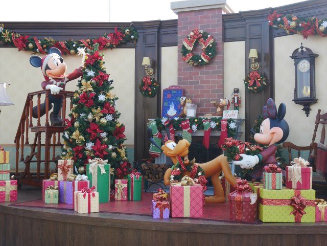クリスマスの飾り付けモニュメントのミッキー、ミニー、プルート