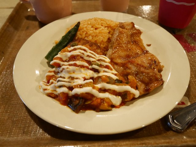 ハンバーグ ベジタブルソース、スパイシーチキン、メキシカンライス添え（ユカタン・ベースキャンプ・グリル）