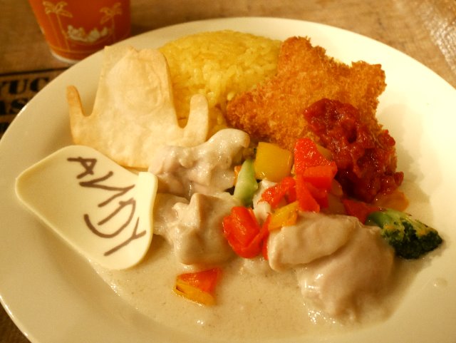 チキンのクリームソースとエビカツ、サフランライス添え（ユカタン・ベースキャンプ・グリル）