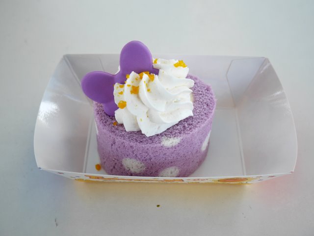 デイジーダックのロールケーキ（バニラクリーム）（ヒューイ・デューイ・ルーイのグッドタイム・カフェ）