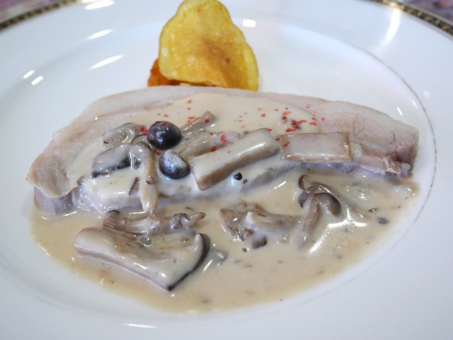豚ロース肉のコンフィ キノコクリームソース（レストラン フォンタナ）