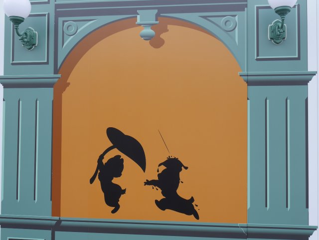 工事のチップとデール壁（東京ディズニーランド・ステーション）