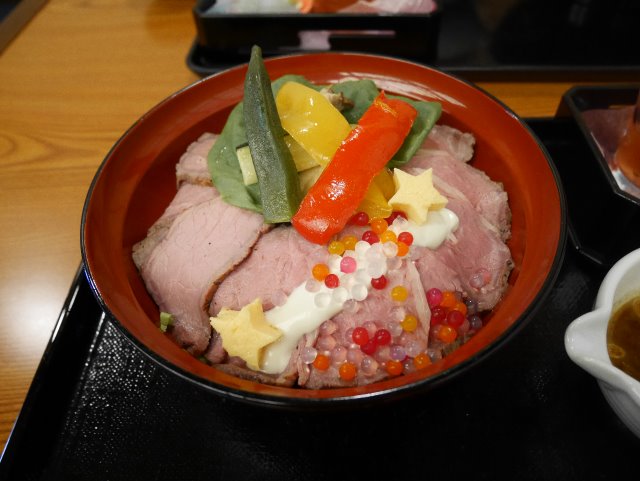 ローストビーフ丼（れすとらん北齋）