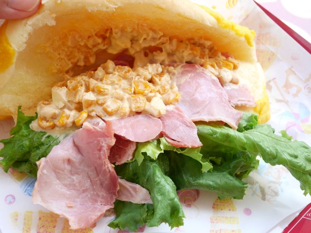 焼きとうもろこしパンのサンド（ポーク＆コーンマヨネーズ） 中身（スウィートハート・カフェ）