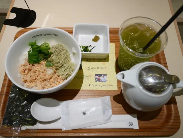 鮭ととろろ昆布の柚子胡椒出汁茶漬け（ナナズグリーンティー）