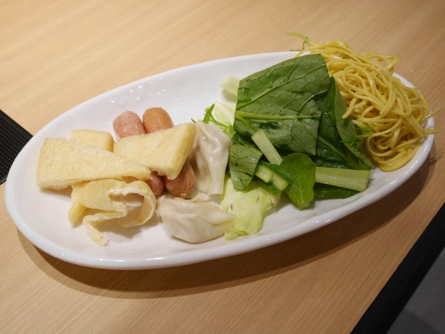 野菜、麺、おあげ、ソーセージ（しゃぶしゃぶ但馬屋）