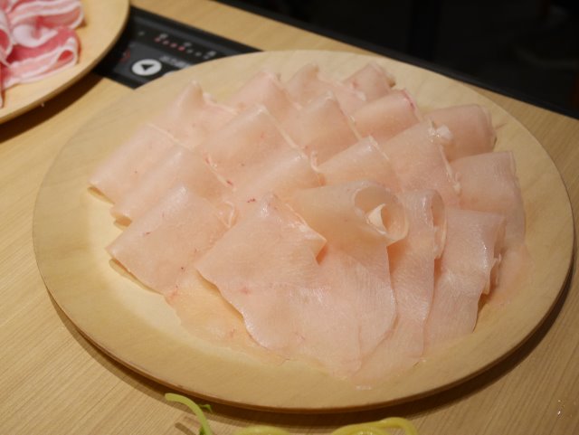 鶏肉は大山鶏（しゃぶしゃぶ但馬屋）